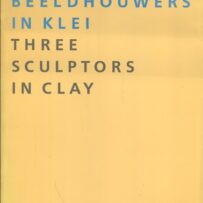 Drie beeldhouwers in klei. Three sculptors in clay